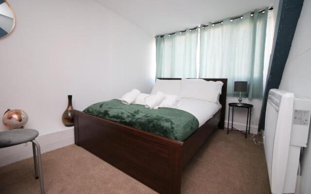 4 Bed Flat - Sleeps 4 - Parking - Wifi