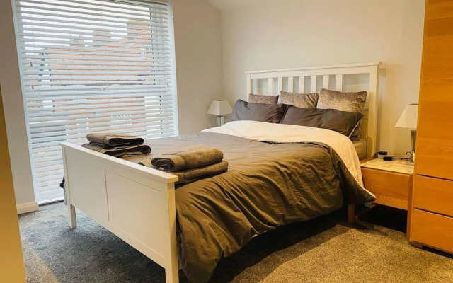 Luxury 2 bed Apartment Golden Triangle w Parking