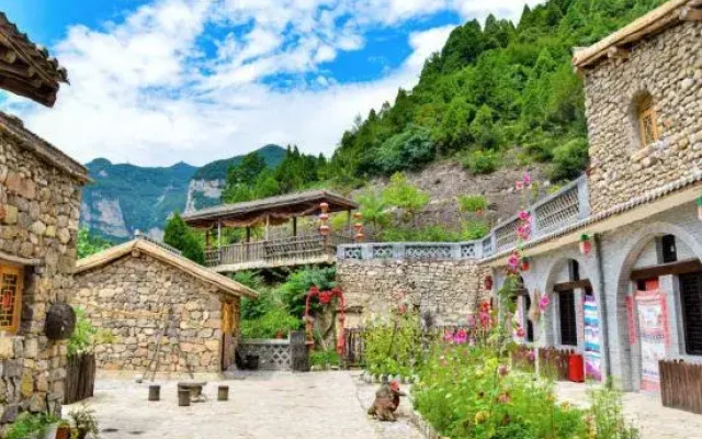 Mount Yunqiu Yaodong Courtyard