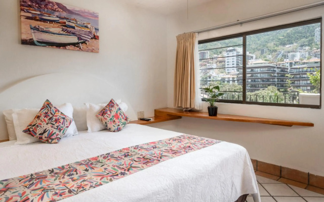 Hotel Eloisa - Near Playa de los Muertos