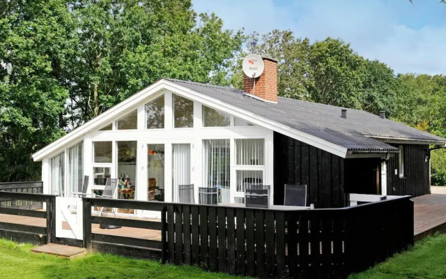 Enticing Holiday Home in Hemmet near Sea