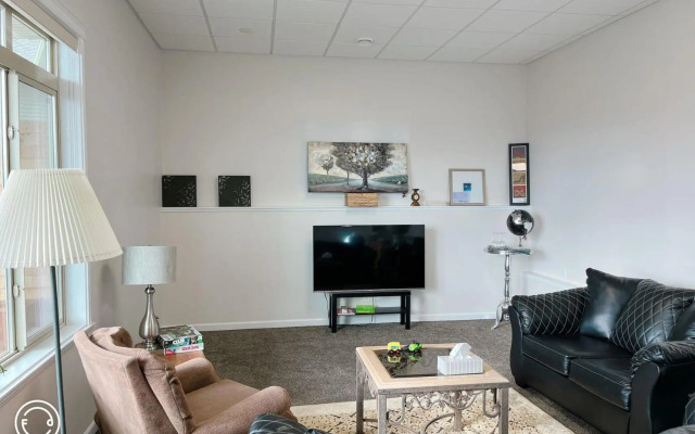 Peaceful and Spacious Lake View