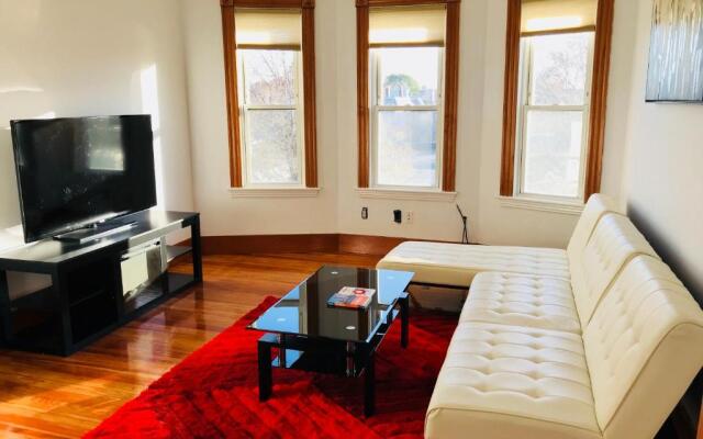 Boston Lodge and Suites