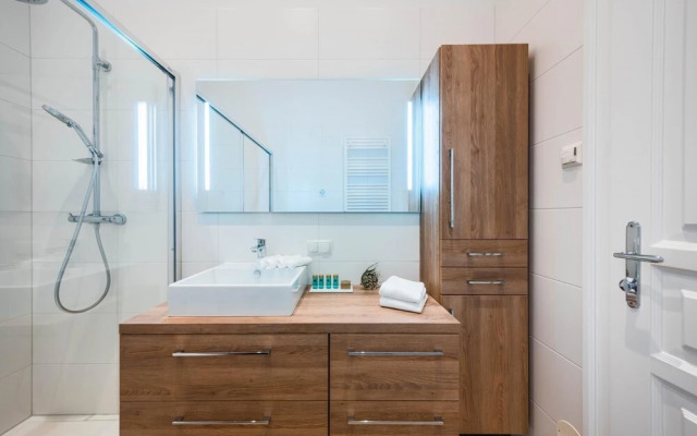 Deluxe Apartment With Parking and Office Next to the City Park