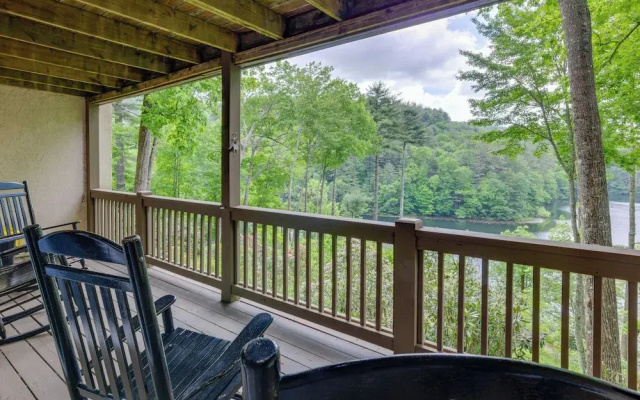 High-end Sapphire Retreat on Fairfield Lake!