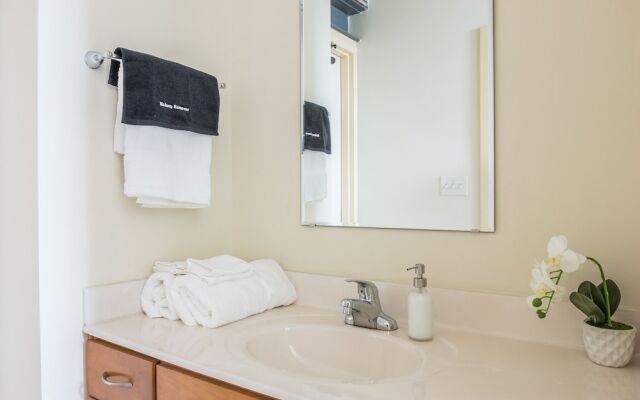 High-Rise Downtown Apts by Frontdesk