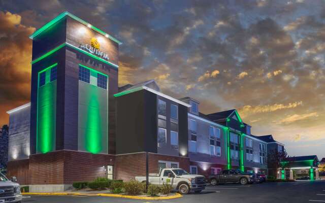 La Quinta Inn & Suites by Wyndham Stonington-Mystic Area