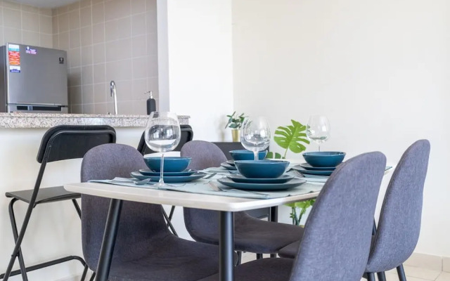 Refined 1BR Retreat in The Point Tower - Marina