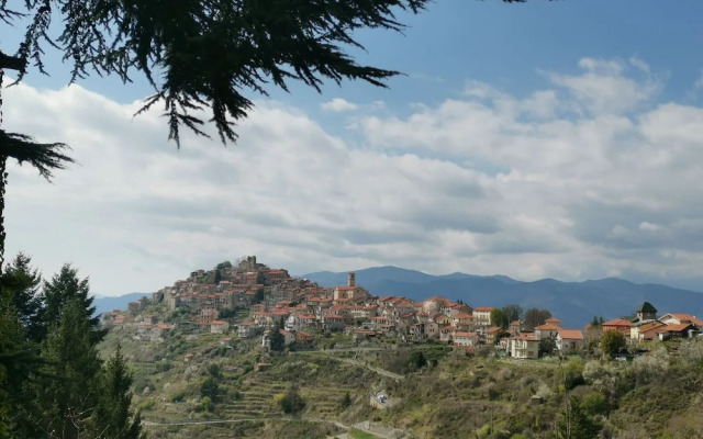 Cozy Mountain Apartment Retreat in Bajardo