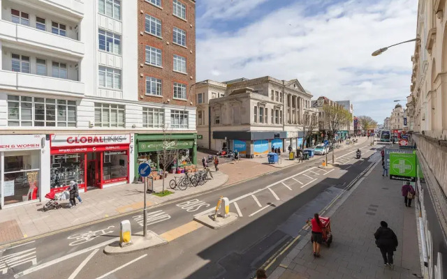 Right On : Bright On Apartment 1E | By My Getaways