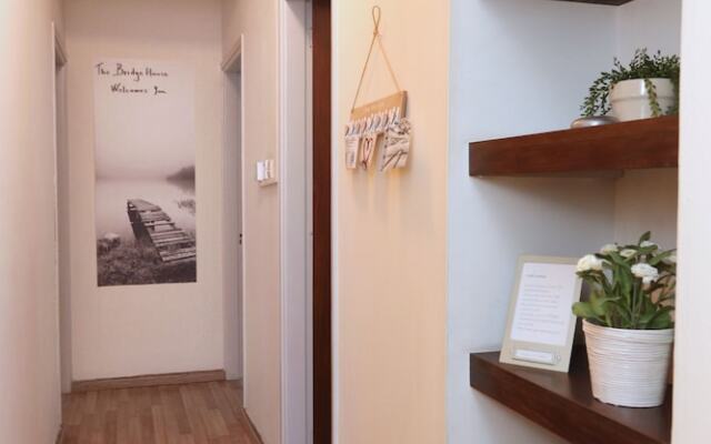 The Bridge-House Apartment