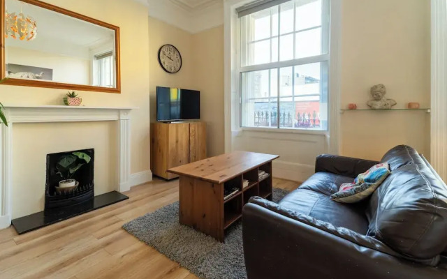 Stylish 2Bed Steps from Iconic Waterloo