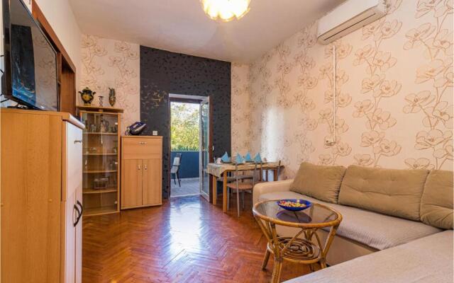 Nice Apartment in Pula with Hot Tub & 2 Bedrooms