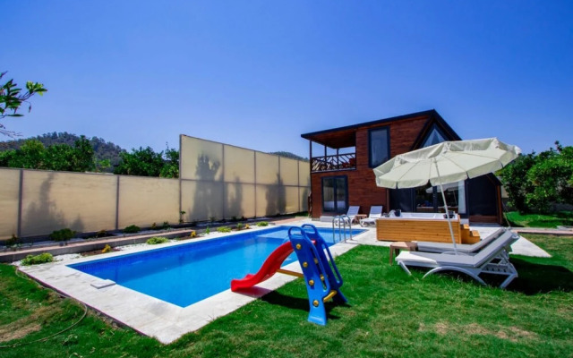 Villa With Pool Jacuzzi and Backyard in Inlice