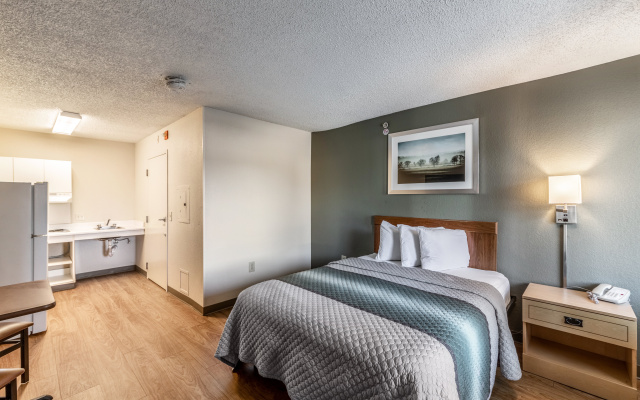 HomeTowne Studios by Red Roof Austin