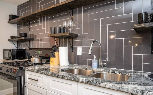 ATL Downtown 2BR with Free Parking Gym