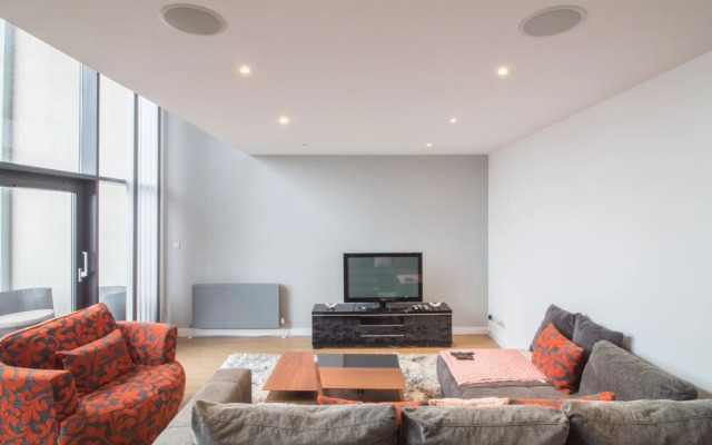 Stunning 3 BR Penthouse Apartment, River View