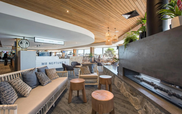Lakes Hotel