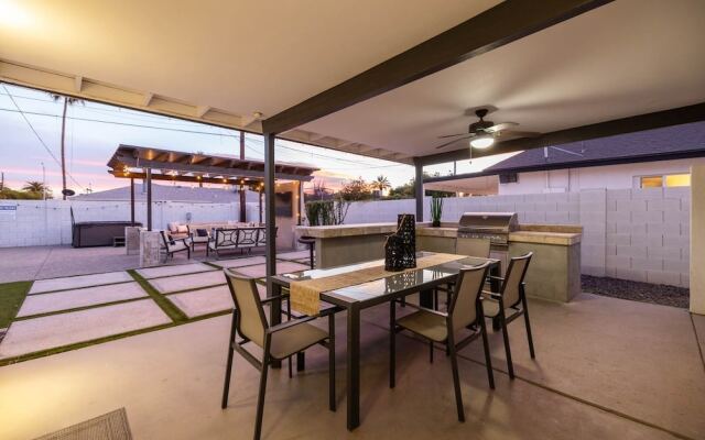 Scottsdale East Osborn 4 Bedroom Home by RedAwning, Scottsdale