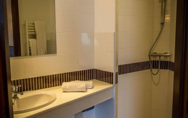 Brit Hotel Confort Azur Cholet Nord