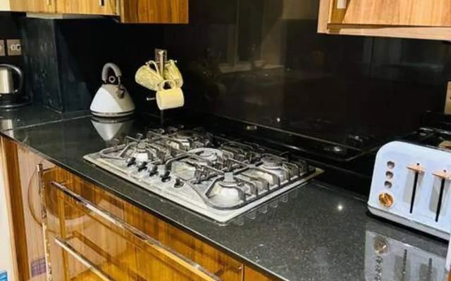 3-bed Central Apartment - Sleeps 8 & Free Parking