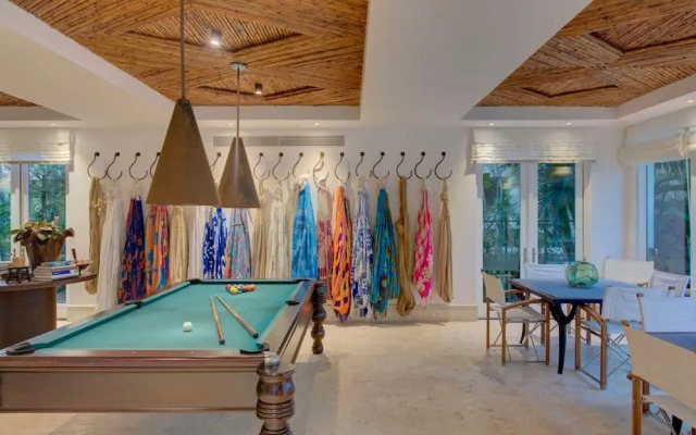 6 BR Beachfront Lush Oasis