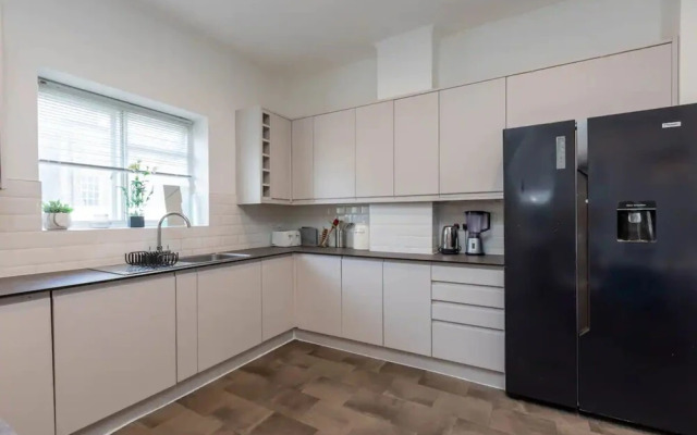 Spacious 5 Bedroom Home in Camden