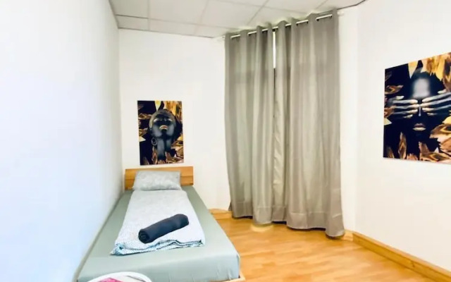 Stylish Shared 3-Bedroom Stay Near City