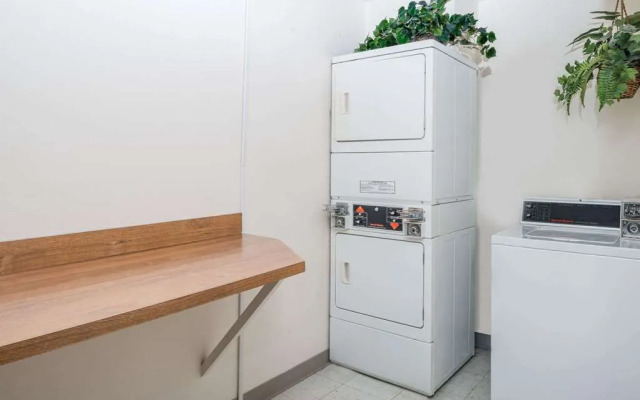 Super 8 Lincoln West