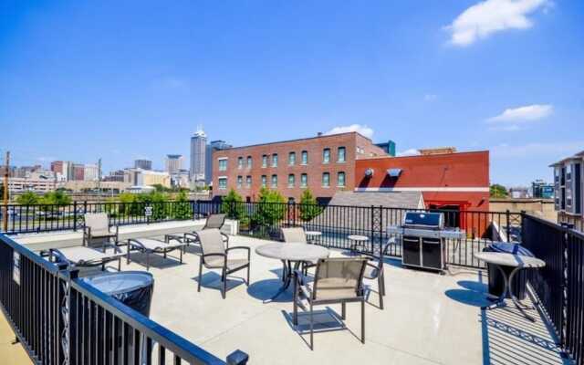Mid-Century Modern 2BR Apt with VIews