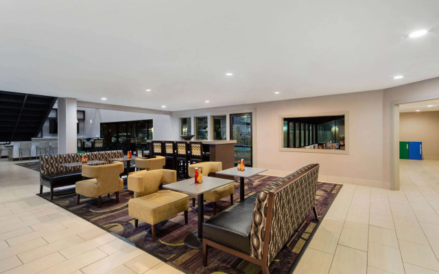 La Quinta Inn & Suites by Wyndham Oakland - Hayward