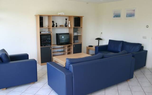 Comfy Bungalow With a Dishwasher, at the Water