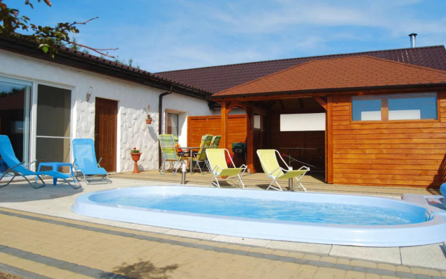 Terraced House With Pool and Sauna, Sieciemin