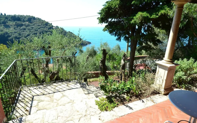 Cozy Holiday Home in Lerici near Sea