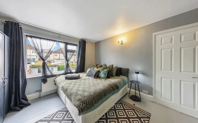 Leslie Road Retreat - Charming 4-bed House