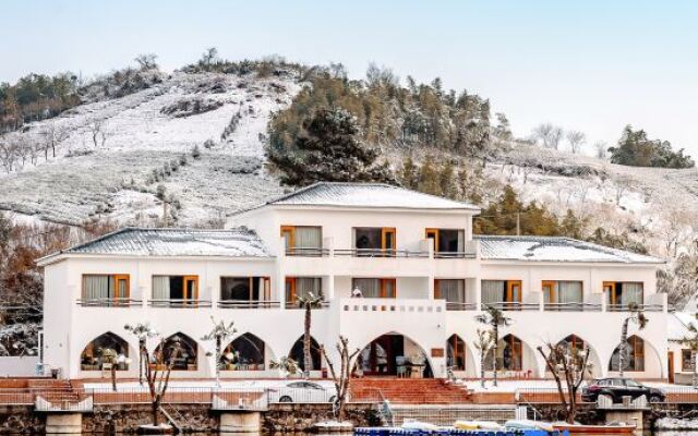 Zhi Lan Qiu Lakeside Homestay