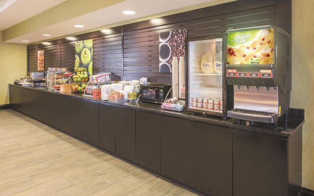 La Quinta Inn & Suites St. Louis Airport - Riverport