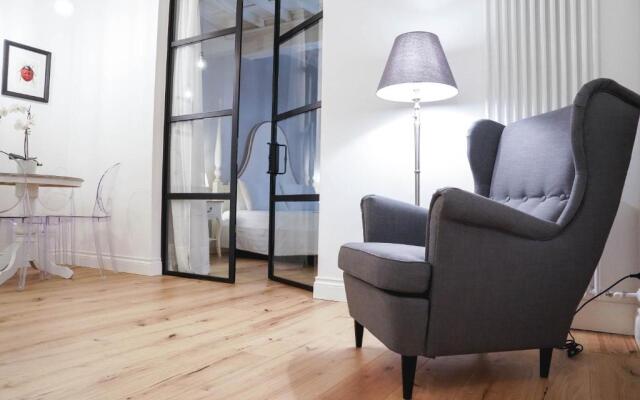 Art Apartment Black & White Suite