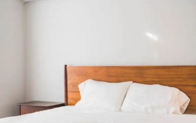 Spacious Retreat Near Iconic LA Sights