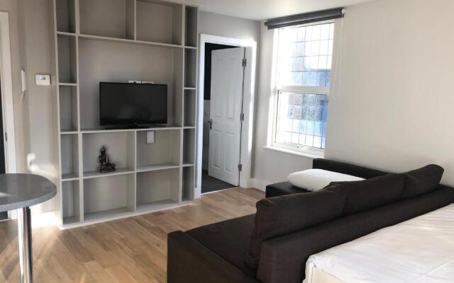 Stylish Maisonette and studio in Victoria