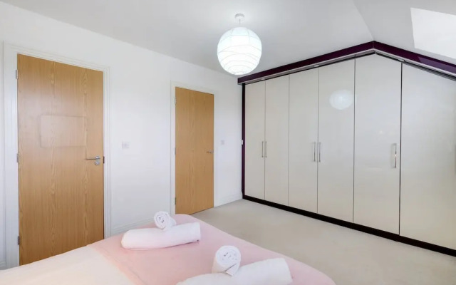 Foxherne 6 Bed & 3 Bath Serviced Hse -20