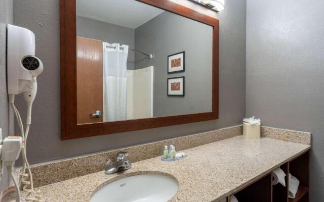 Quality Suites NE Indianapolis Fishers