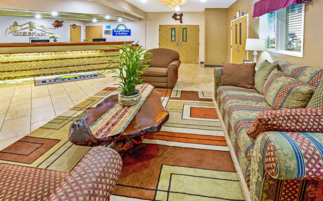 Days Inn & Suites by Wyndham Gresham