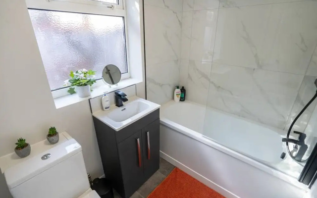 Central 2 Bedroom House-parking