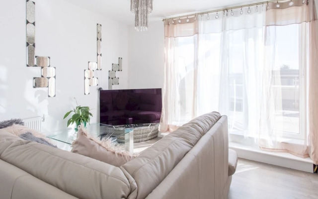 Lovely 2BD Flat With Views in North London