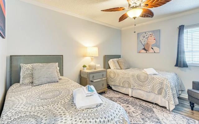 On-the-beach Escape: Oceanfront in Surfside!