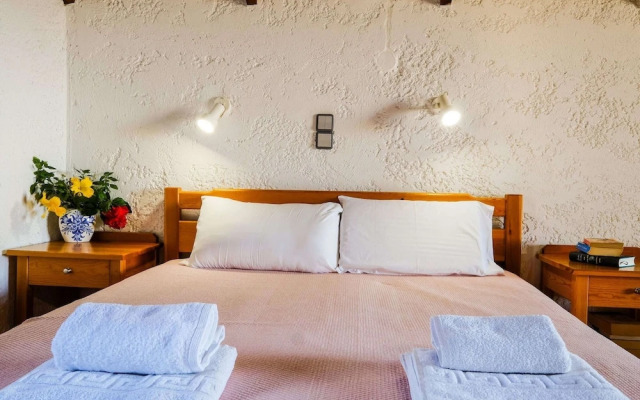 Elegant Holiday Home in Palaiochora near Beach