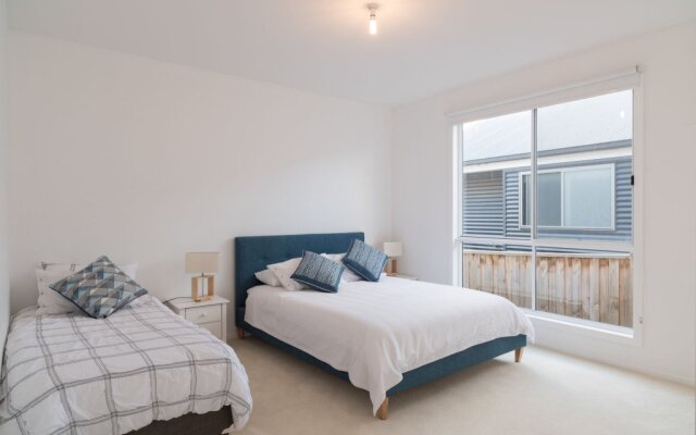 Currawong Close - Heated Pool, Home Theatre, WiFi, 4 bdrm, Pool Table