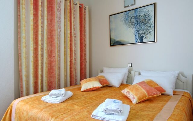 Le Coq Apartments