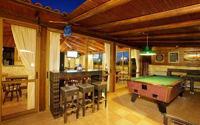 Danelis Studios and Apartments